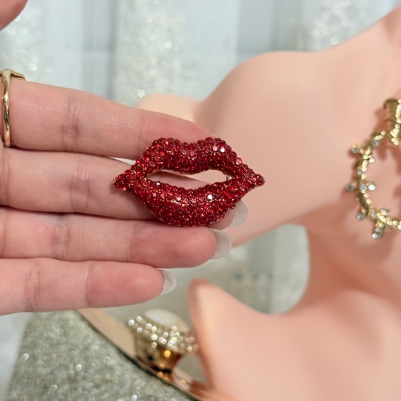 ⚜️ Red Crystal Lip Brooch 💋 - Picture 4 of 5